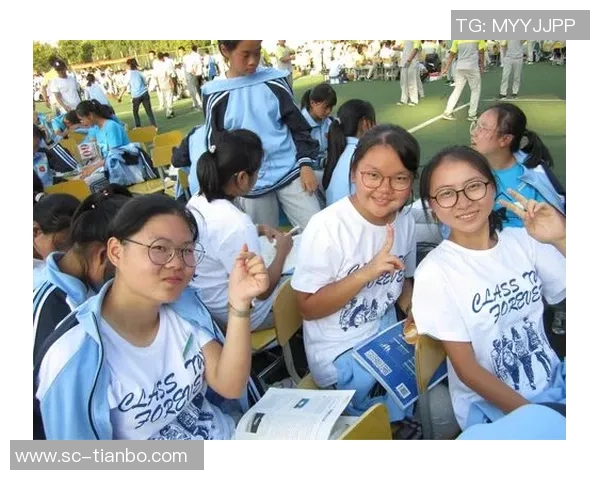 热血足球与膝盖的故事：勇敢追梦的青春与坚持的力量